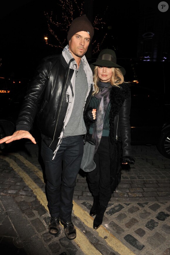Le beau Josh Duhamel et sa femme Fergie, enceinte, se rendent au théâtre à Londres pour aller voir la comédie musicale "Matilda", le 20 février 2013.