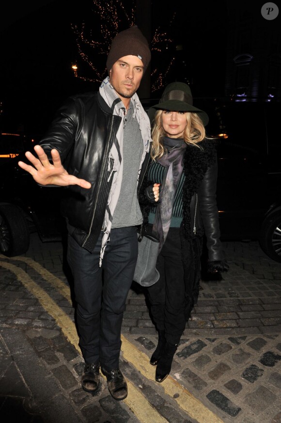 Josh Duhamel et sa femme Fergie, enceinte, se rendent au théâtre à Londres pour aller voir la comédie musicale "Matilda", le 20 février 2013.