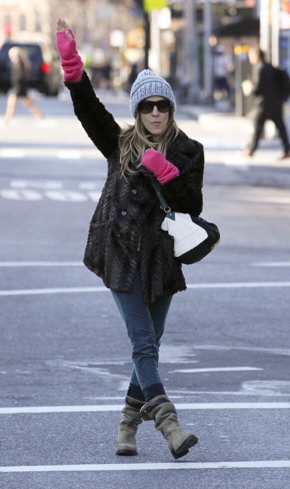 Sarah Jessica Parker appelle un taxi. New York, le 20 février 2013.