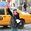 Sarah Jessica Parker appelle un taxi. New York, le 20 février 2013.