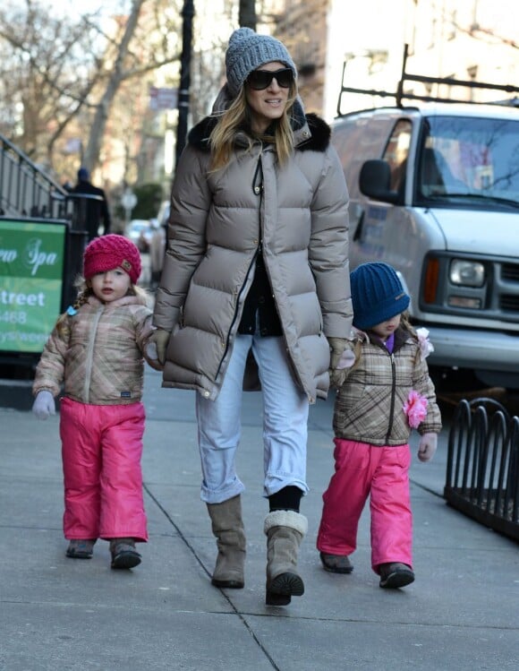 Sarah Jessica Parker emmènent ses filles jumelles Marion et Tabitha à l'école. New York, le 21 février 2013.