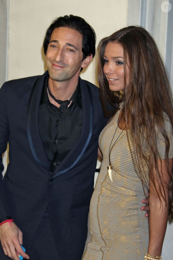 Adrien Brody et sa chérie Lara Lieto assistent au cocktail de bienfaisance de Tom Ford dans sa boutique à Beverly Hills. Le 21 février 2013.