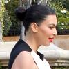 Kim Kardashian, très en beauté et habillée d'une robe noire et blanche Cédric Charlier, quitte son domicile. Beverly Hills, Le 21 février 2013.