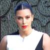 Kim Kardashian, très en beauté et habillée d'une robe noire et blanche Cédric Charlier, quitte son domicile. Beverly Hills, Le 21 février 2013.