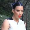 Kim Kardashian, enceinte et très stylée en noir et blanc, sort de sa maison à Beverly Hills. Le 21 février 2013.