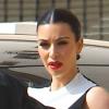 Kim Kardashian quitte le centre commercial Barney's New York avec un petit sac. Beverly Hills, le 21 février 2013.