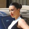 Kim Kardashian quitte le centre commercial Barney's New York avec un petit sac. Beverly Hills, le 21 février 2013.