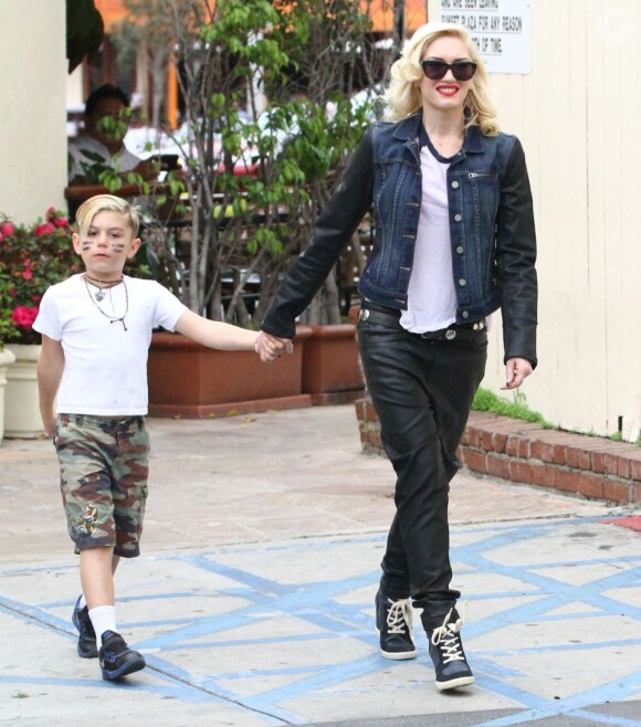 Gwen Stefani est allée déjeuner avec ses fils Kingston et Zuma à West Hollywood, le 2 février 2013.