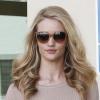 Rosie Huntington-Whiteley à Beverly Hills, porte des lunettes Elizabeth and James, un sweater nude, un pantalon en cuir vert foncé, un sac 'Lucy' signé Chloé et des souliers Balenciaga. Le 21 février 2013.