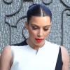 Kim Kardashian surprise à la sortie de chez elle, porte une robe noire et blanche Cédric Charlier. Los Angeles, le 21 février 2013.