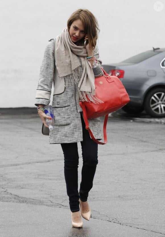 Jessica Alba très chic à West Hollywood avec son sac orange Tory Burch. Le 19 février 2013.