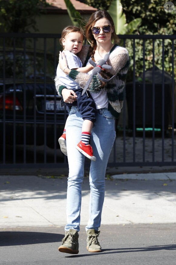 Miranda Kerr quitte un cours de gym avec son fils Flynn, habillée de lunettes Miu Miu, d'un cardigan Rodarte et de baskets 'Betty' signés Isabel Marant. Los Angeles, le 18 février 2013.