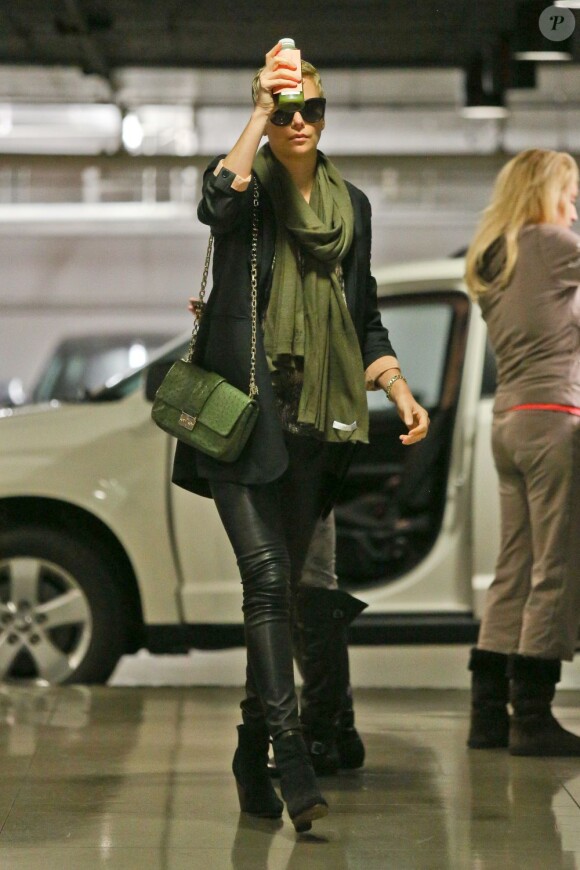 Exclusive - Charlize Theron arrive au club de fitness Equinox Gym à West Hollywood, le 19 février 2013.