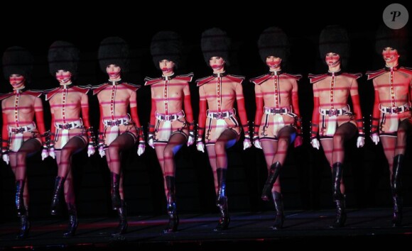 Les danseuses du Crazy Horse en pleine représentation au Palace Yauza à Moscou, le 21 février 2013.