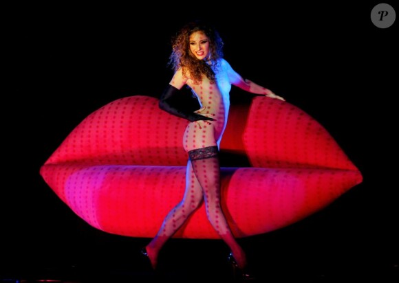 Les danseuses du Crazy Horse en pleine représentation au Palace Yauza à Moscou, le 21 février 2013.