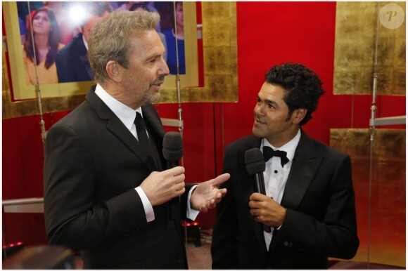 Kevin Costner, César d'honneur, et le préident Jamel Debbouze juste avant le début de la cérémonie des César à Paris le 22 février 2013