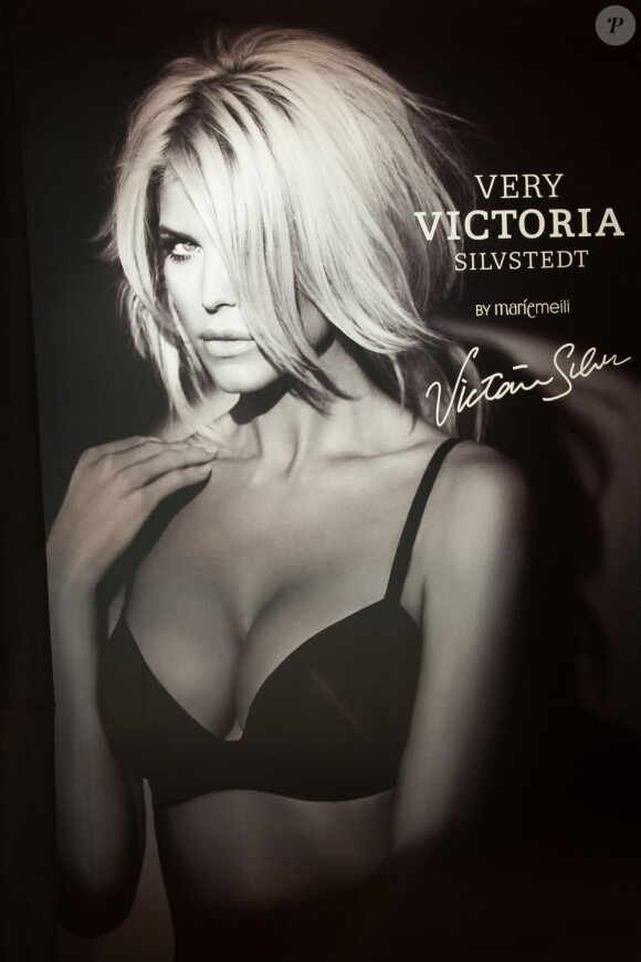 Victoria Silvstedt lors de la présentation de Very Victoria Silvstedt by Marie Meili au Salon International de la Lingerie. Paris, le 20 janvier 2013.