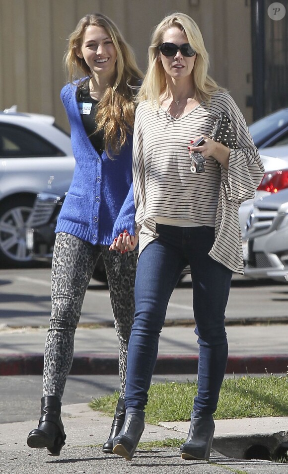 Jennie Garth et sa grande fille Luca faisant du shopping à Studio City le 22 février 2013.