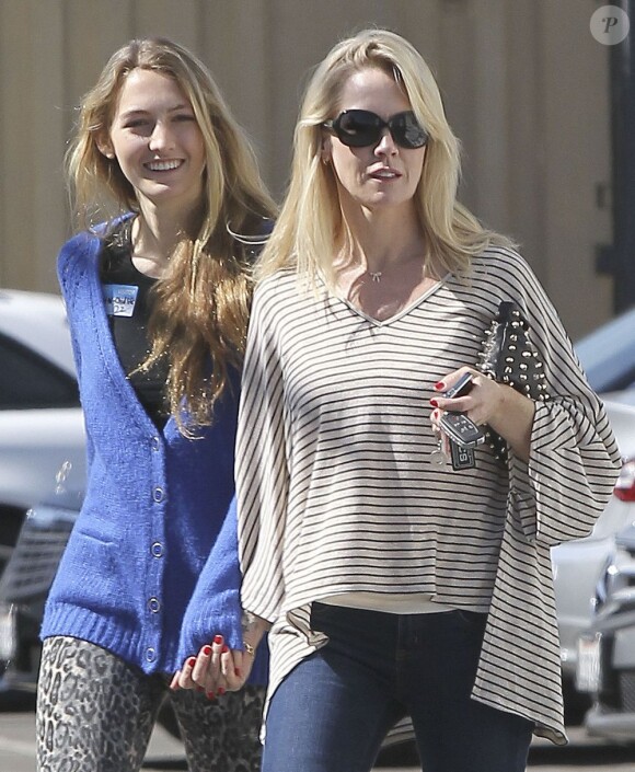 Jennie Garth et sa grande fille Luca faisant du shopping à Studio City le 22 février 2013.