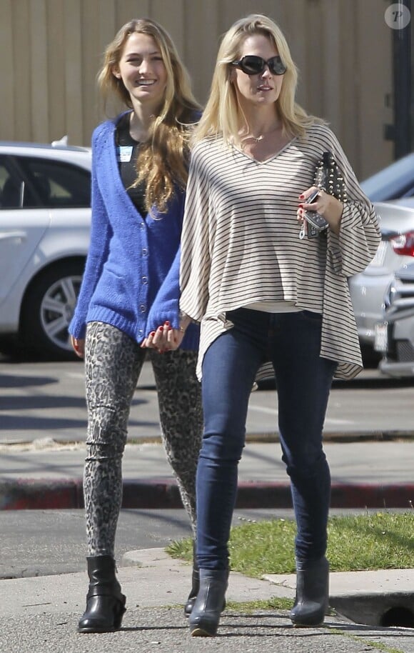 Jennie Garth et sa grande fille Luca faisant du shopping à Studio City le 22 février 2013.