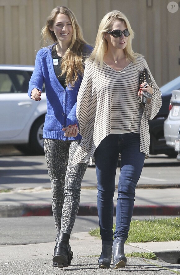 Jennie Garth et sa grande fille Luca faisant du shopping à Studio City le 22 février 2013.