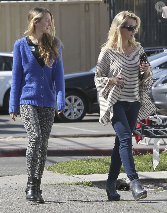 Jennie Garth et sa grande fille Luca faisant du shopping à Studio City le 22 février 2013.