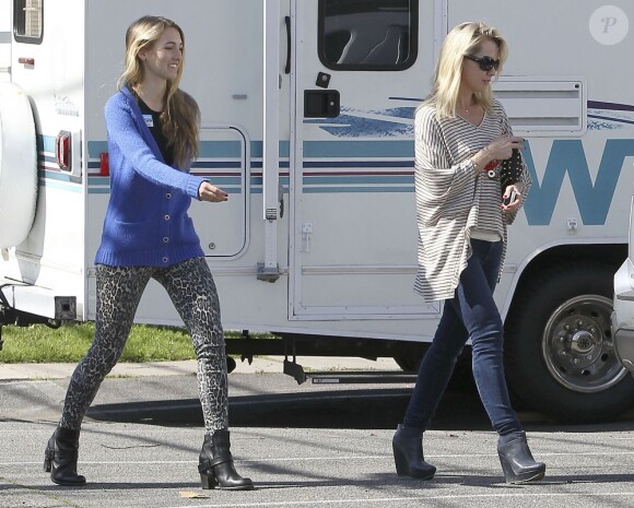 Jennie Garth et sa grande fille Luca faisant du shopping à Studio City le 22 février 2013.