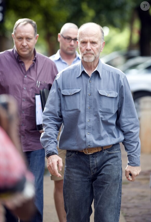 L'avocat Kenny Oldwage, Albert Pistorius, oncle d'Oscar, et Carl Pistorius, son frère, arrivant au commissariat de Pretoria le 17 février 2013.