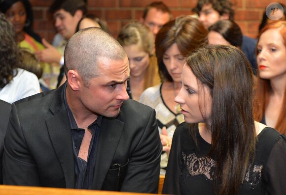 Carl et Aimee Pistorius, frère et soeur d'Oscar Pistorius, au tribunal de Pretoria le 22 février 2013, jour de la libération sous caution de l'athlète handisport, inculpé du meurtre de sa compagne Reeva Steenkamp, perpétré la nuit de la Saint Valentin.