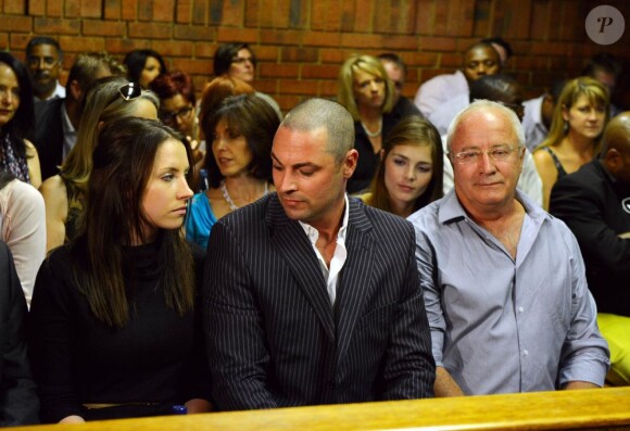 Carl, Aimee et Henke Pistorius, frère, soeur et père d'Oscar Pistorius, au tribunal de Pretoria le 21 février 2013, lors d'une audience pour la demande de libération sous caution de l'athlète handisport, inculpé du meurtre de sa compagne Reeva Steenkamp, perpétré la nuit de la Saint Valentin.