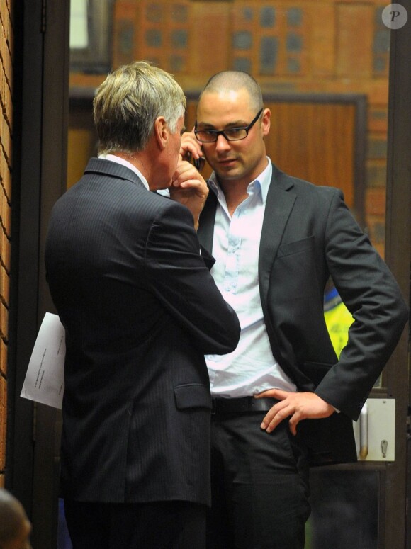 Carl Pistorius, frère et père d'Oscar Pistorius, au tribunal de Pretoria le 20 février 2013, lors d'une audience pour la demande de libération sous caution de l'athlète handisport, inculpé du meurtre de sa compagne Reeva Steenkamp, perpétré la nuit de la Saint Valentin.
