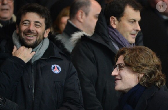 Patrick Bruel et Jean Sarkozy lors du match entre le Paris Saint-Germain et l'Olympique de Marseille (2-0) au Parc des Princes à Paris le 24 février 2013
