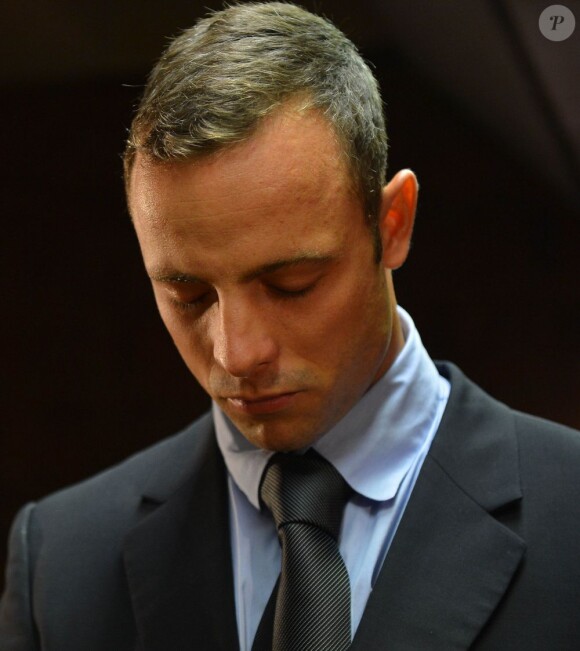 Oscar Pistorius au tribunal d'instance de Pretoria, quatrième jour d'audience pour sa demande de libération sous caution, le 22 février 2013.