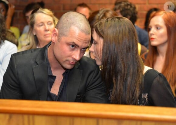 Carl et Aimee Pistorius, le frère et la soeur d'Oscar Pistorius, au tribunal d'instance de Pretoria, quatrième jour d'audience pour la demande de libération sous caution, le 22 février 2013.