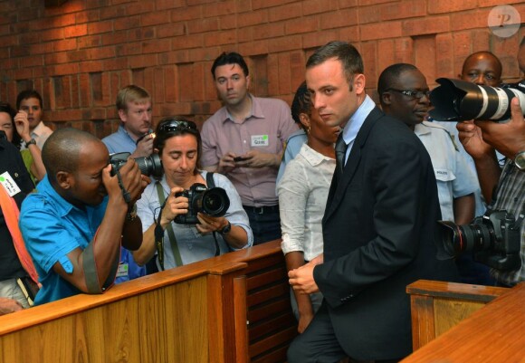 Oscar Pistorius au tribunal d'instance de Pretoria, quatrième jour d'audience pour la demande de libération sous caution, le 22 février 2013.