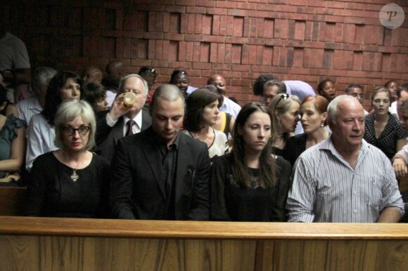 Famille d'Oscar Pistorius, au tribunal d'instance de Pretoria, quatrième jour d'audience pour la demande de libération sous caution, le 22 février 2013.