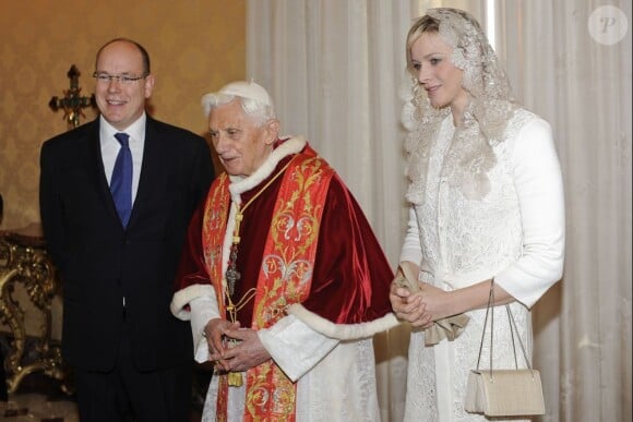 Le prince Albert II et la princesse Charlene de Monaco reçus par le pape Benoît XVI au Vatican, le samedi 12 janvier 2013.