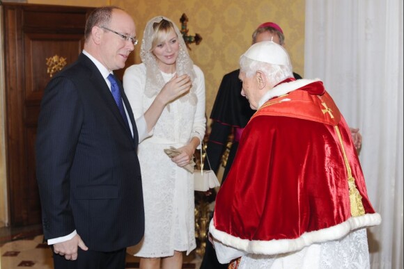 Le prince Albert II et la princesse Charlene de Monaco reçus par le pape Benoît XVI au Vatican, Rome, le samedi 12 janvier 2013.