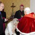Le prince Albert II et la princesse Charlene de Monaco saluent le pape Benoît XVI au Vatican, le samedi 12 janvier 2013.