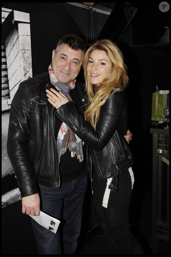 Jean-Marie Bigard et sa femme Lola lors du vernissage de l'exposition des photos de Valérie Perrin, compagne de Claude Lelouch à paris le 9 janvier 2012.