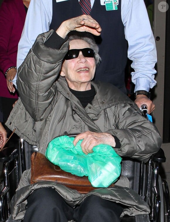 Emmanuelle Riva arrive en fauteuil roulant au LAX de Los Angeles, le 23 février 2013.