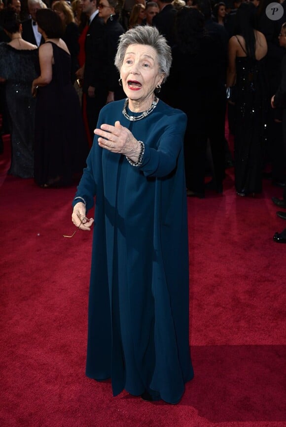 Emmanuelle Riva réclame du calme sur le tapis rouge des 85e Oscars au Dolby Theatre, le 24 février 2013.