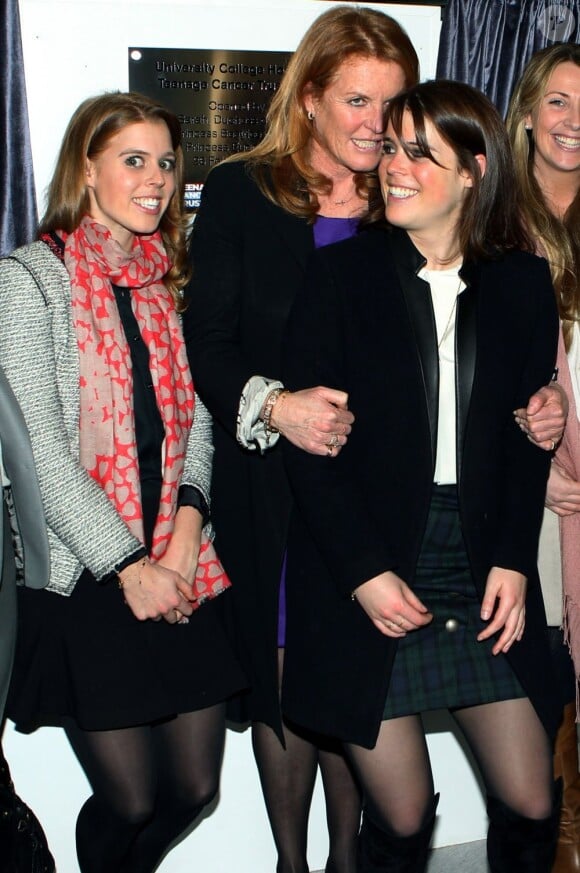 Les princesses Beatrice et Eugenie d'York, avec leur mère Sarah Ferguson, inauguraient le 26 février 2013 un nouveau service d'oncologie pour jeunes cancéreux au Macmillan Centre de l'hôpital universitaire de Londres (UCLH).