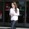 Britney Spears va faire du shopping avec son garde du corps à Woodland Hills à Los Angeles, le 26 février 2013.