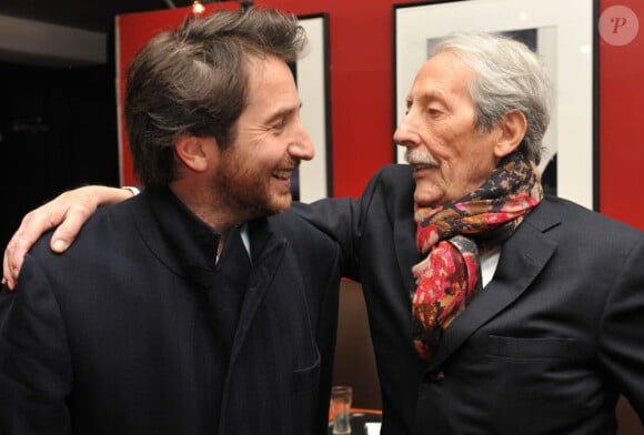 Edouard Baer et Jean Rochefort lors de l'avant-première du film L'Artiste et son modèle à Paris le 26 février 2013