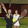 Laura Robson et Sir Richard Branson échangent quelques coups sur un court de tennis de Dukes Meadow dans le quartier de Chiswick à Londres le 26 février 2013. Laura Robson est la nouvelle ambassadrice des salles de sport Virgin Active