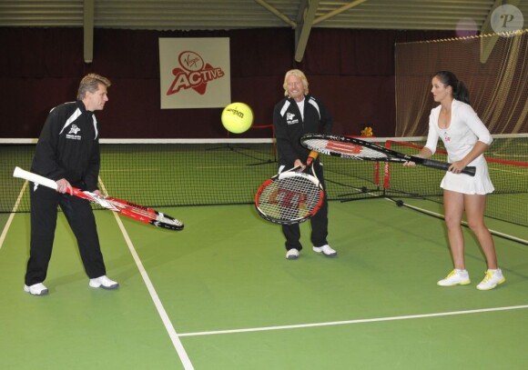 Laura Robson et Sir Richard Branson échangent quelques coups sur un court de tennis de Dukes Meadow dans le quartier de Chiswick à Londres le 26 février 2013.