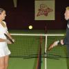 Laura Robson et Sir Richard Branson, boss de Virgin échangent quelques coups sur un court de tennis de Dukes Meadow dans le quartier de Chiswick à Londres le 26 février 2013