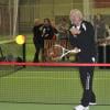 Laura Robson et Sir Richard Branson échangent quelques coups sur un court de tennis de Dukes Meadow dans le quartier de Chiswick à Londres le 26 février 2013. Laura Robson est la nouvelle ambassadrice des salles de sport Virgin Active