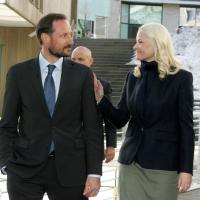 Princesse Mette-Marit : Elégante sur scène pour un échange intense devant Haakon